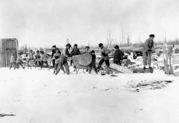 Çocuklar yarım gün eğitim sistemiyle günün yarısını dersliklerde, diğer yarısını ise çalışarak geçiriyordu. Fotoğraf: Library and Archives Canada